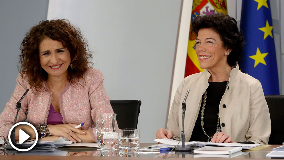 Las ministra de Educación, Isabel Celáa, y la de Hacienda, María Jesús Montero, durante la rueda de prensa posterior al Consejo de Ministros. Foto:EFE