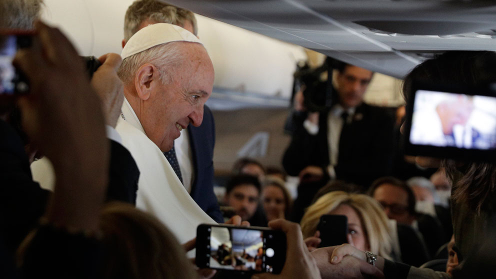 El Papa Francisco atiende a los medios de comunicación en el avión papal que le traslada hasta Marruecos para su visita oficial. Foto: AFP
