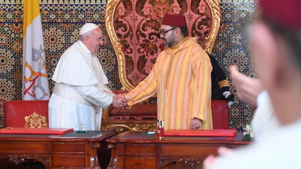 El Papa Francisco estrecha la mano del Rey de Marruecos, Mohamed VI, en su visita oficial al país africano. Foto: AFP
