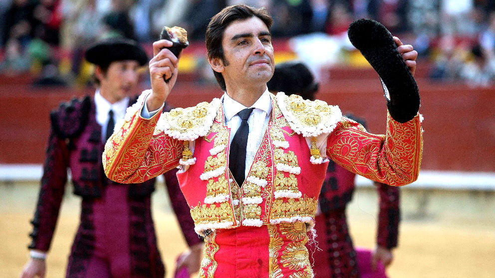 Miguel Ángel Perera saluda con la oreja cortada a su segundo toro (Foto: EFE).