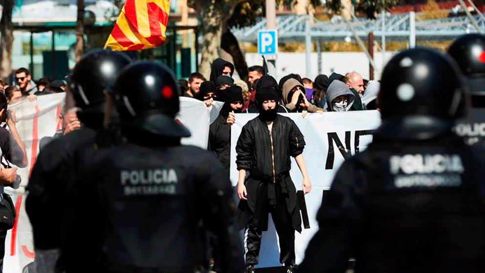 La manifestación convocada esta mañana por grupos independentistas contra el acto de Vox en Barcelona se ha saldado con cinco detenidos, varios heridos y numerosos incidentes entre manifestantes y Mossos d’Esquadra en los alrededores de la plaza de España. Foto: EFE