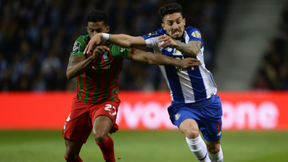 Alex Telles con Fabricio Baiano (AFP)
