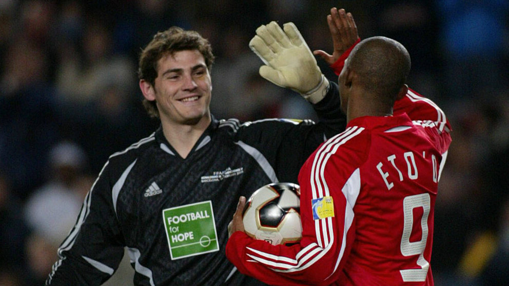 Iker Casillas y Samuel Eto’o (AFP)