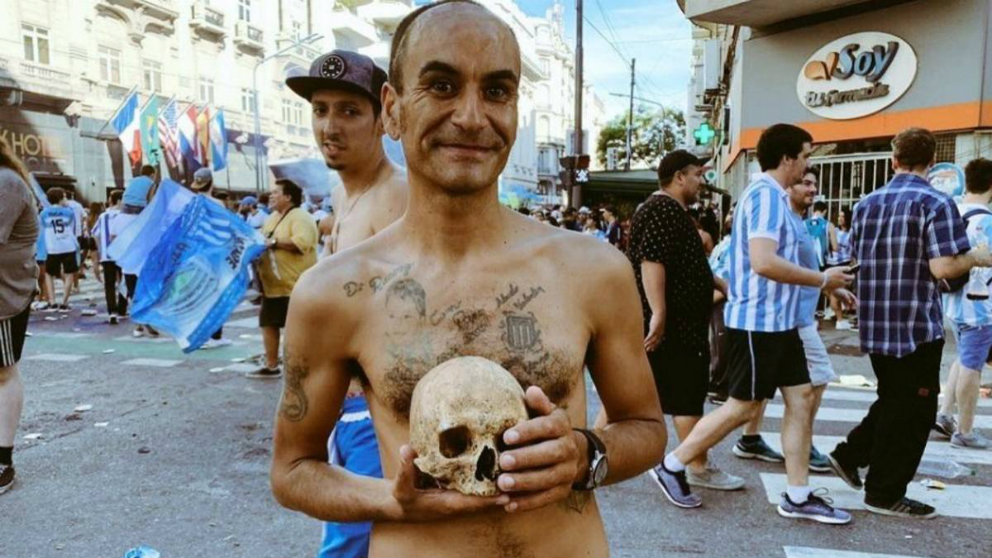 Gabriel Aranda con el cráneo de su abuelo, Valentín Aguilera (Twitter)