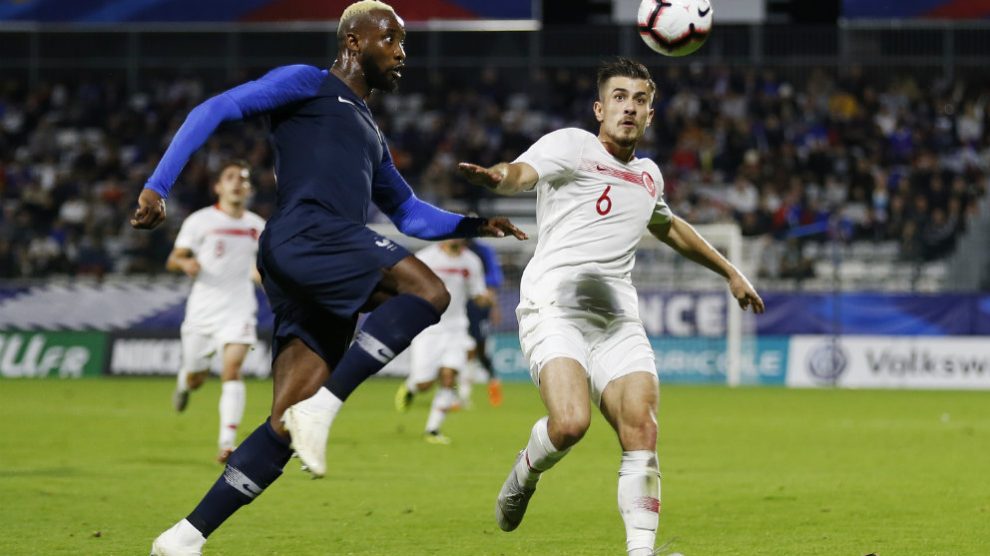 Dorukhan Toköz y Moussa Dembélé (AFP)
