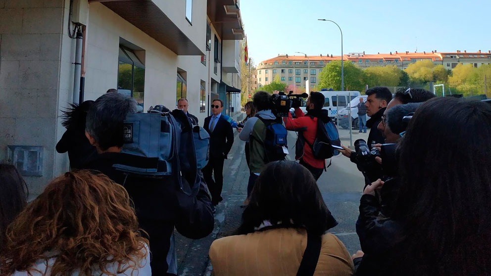 El abogado de la familia de Diana Quer atiende a los medios de comunicación. Foto: Europa Press