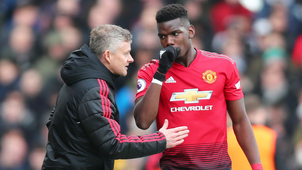 Solskjaer da instrucciones a Pogba durante un partido. (Getty)