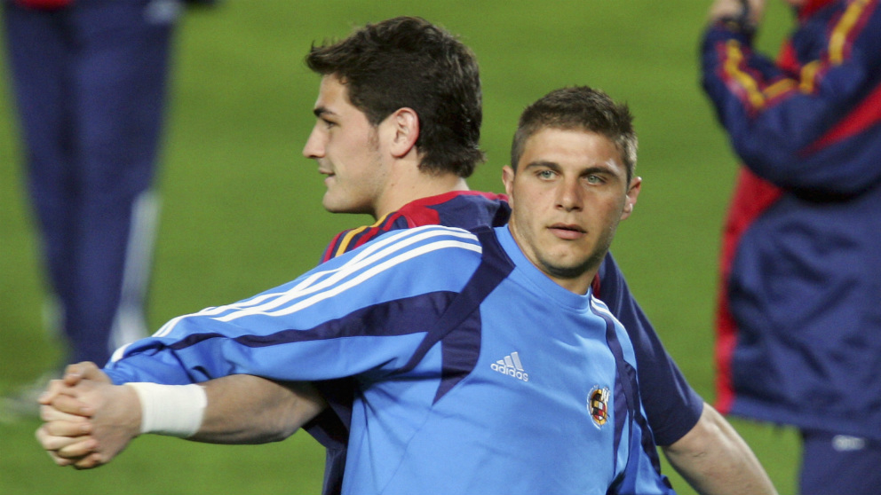Casillas y Joaquín, en sus tiempos jóvenes con la selección española. (Getty)