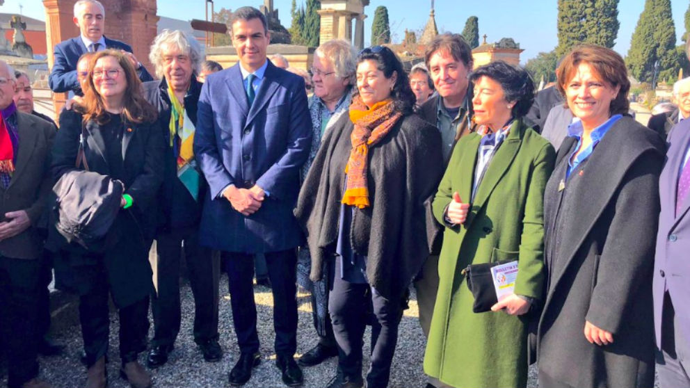 Pedro Sánchez, junto a ministras y escritores afines el pasado febrero en Montauban. (Foto: M. Justicia)