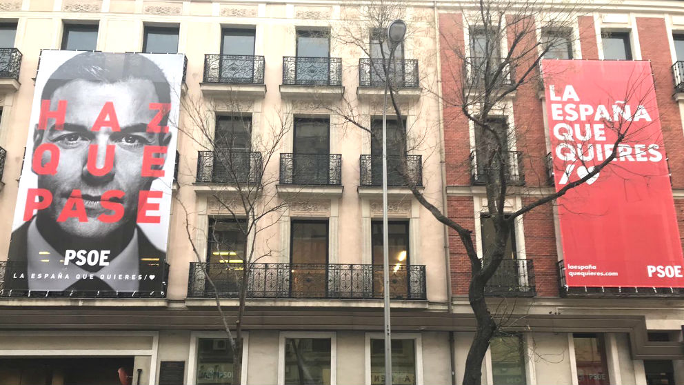 Fachada de la sede del PSOE en Ferraz con el retrato gigante de Pedro Sánchez y el lema «Haz que pase»