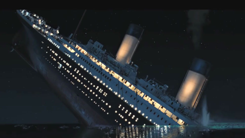 Momento del hundimiento del Titanic en la película homónima