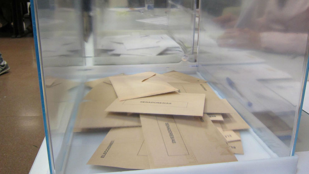 Papeletas en urnas electorales.