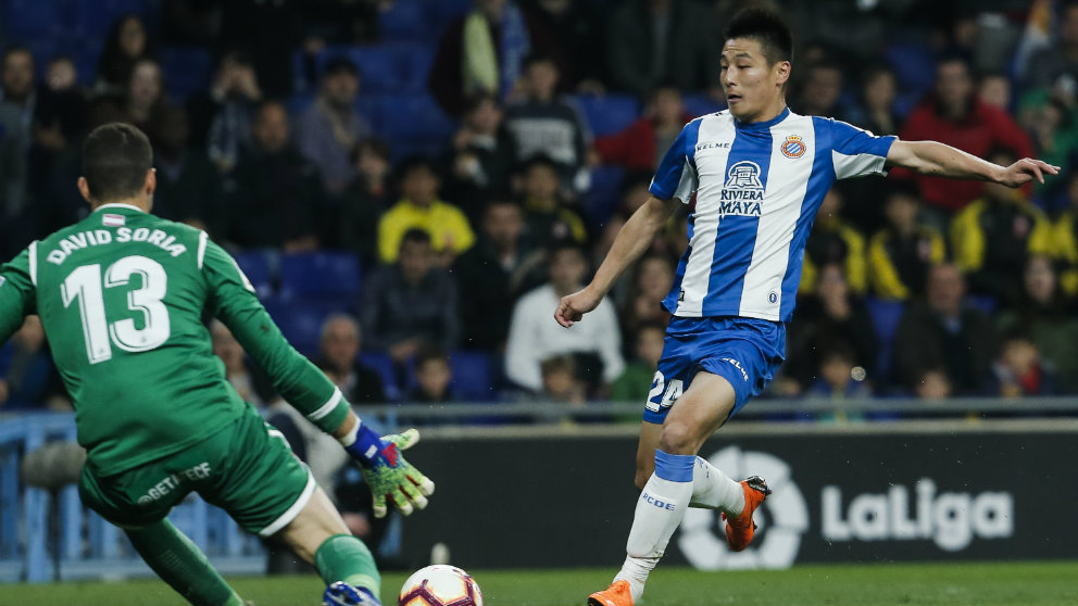 Wu Lei ante David Soria (AFP)