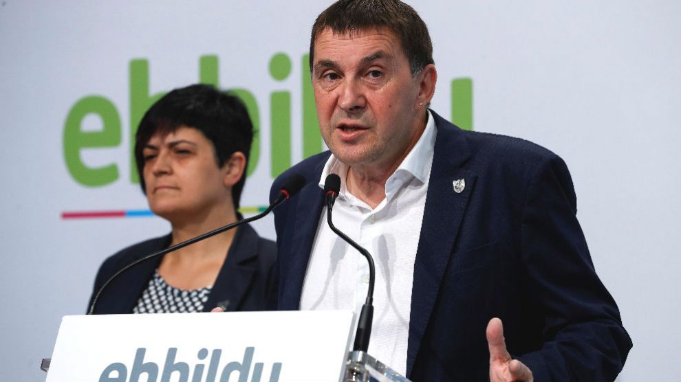El coordinador general de EH Bildu, Arnaldo Otegi, y la diputada Marian Beitialarrangoitia en una rueda de prensa. (Foto: Efe)