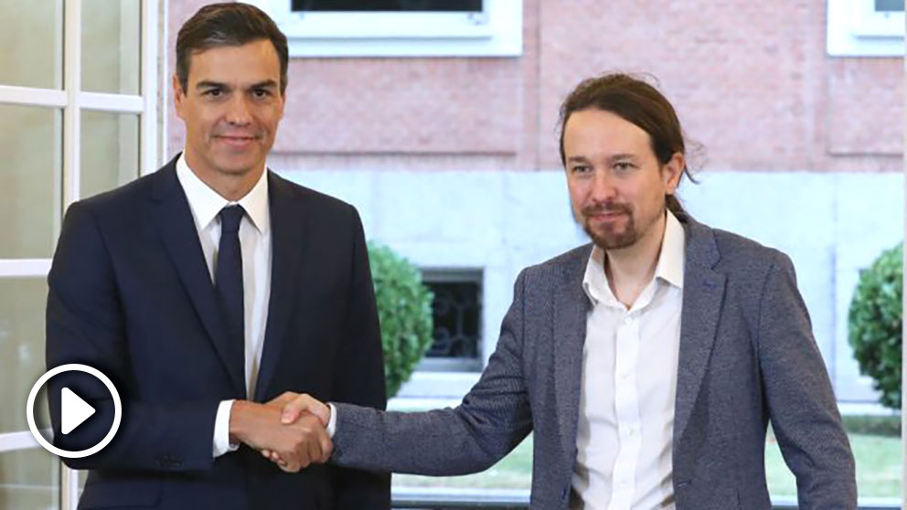 El presidente del Gobierno, Pedro Sánchez (izda), y el secretario general de Podemos, Pablo Iglesias, en la firma del acuerdo sobre el proyecto de ley de presupuestos para 2019. (Foto: Efe)