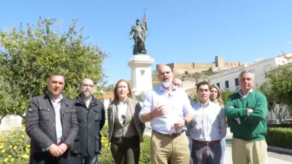 Candidatos de VOX se han fotografiado ante la estatua del conquistador Hernán Cortés, en su localidad natal de Medellín (Badajoz). Foto: Twitter
