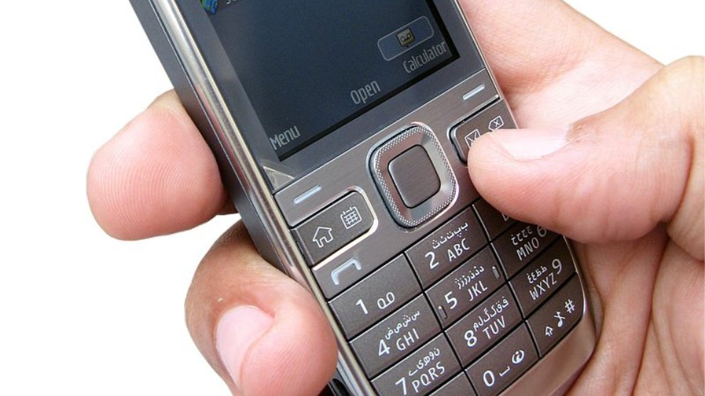 WhatsApp llega al Nokia 8810 con teclado físico