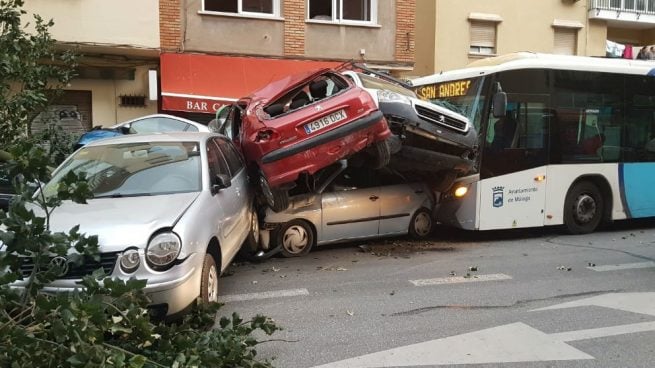 Un autobús municipal se estrella en Málaga con varios coches tras sufrir su conductor un infarto