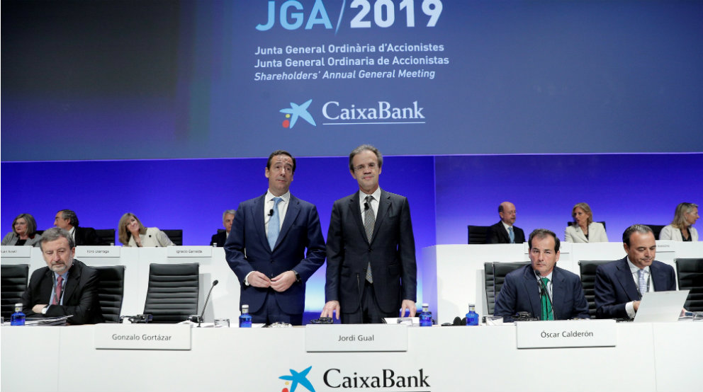 Gonzalo Gortázar y Jordi Gual en la junta de accionistas de Caixabank