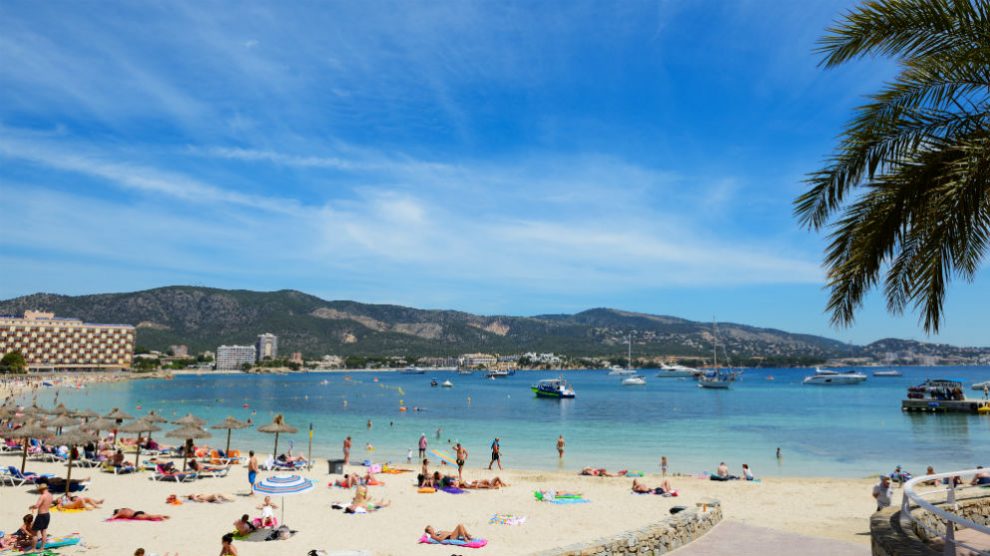 Turistas en una playa de Palma de Mallorca (Islas Baleares) (Foto: iStock)