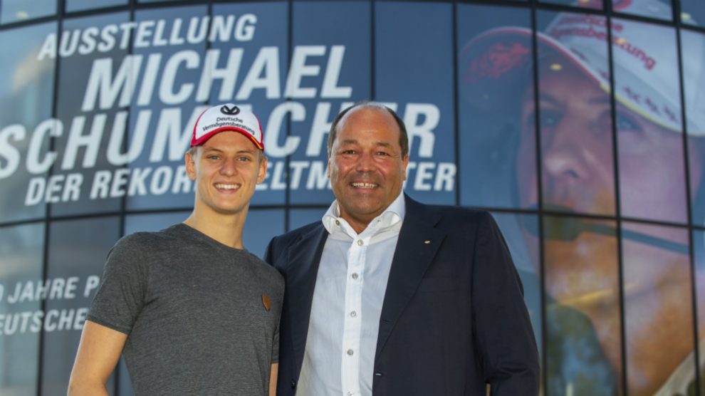 Mick Schumacher posa con el multimillonario Andreas Pohl delante de la exposición en homenaje a su padre.