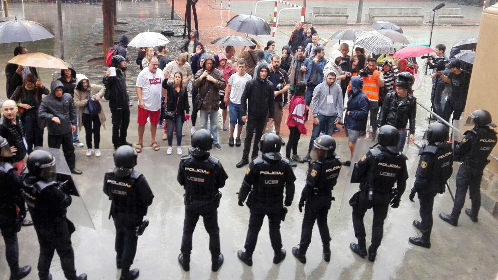 Policía en el 1-O. Foto: Europa Press