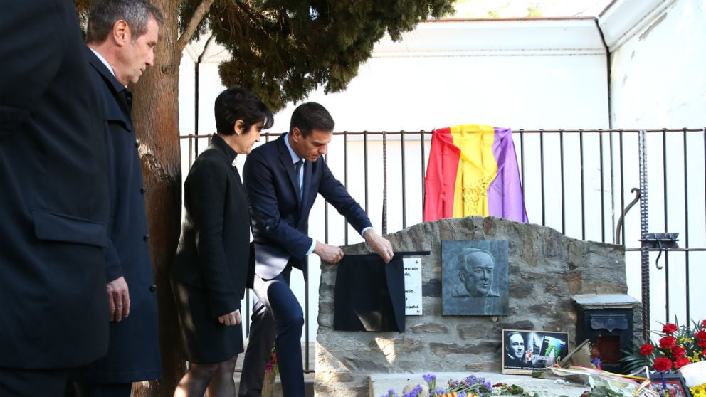 Pedro Sánchez descubriendo una placa conmemorativa en la tumba de Antonio Machado (Foto: Moncloa)
