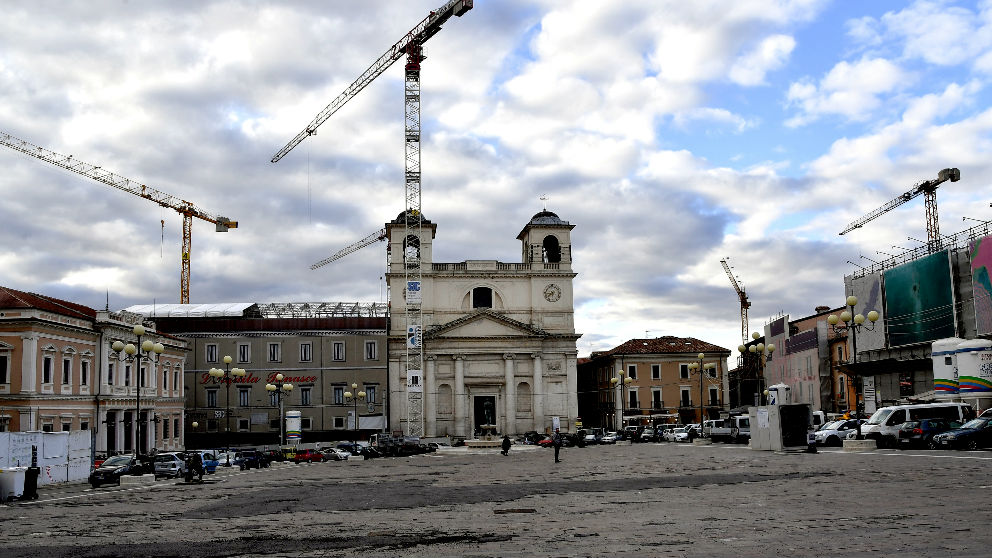 Reconstrucción de la localidad italiana L’Aquila tras el fuerte seísmo.
