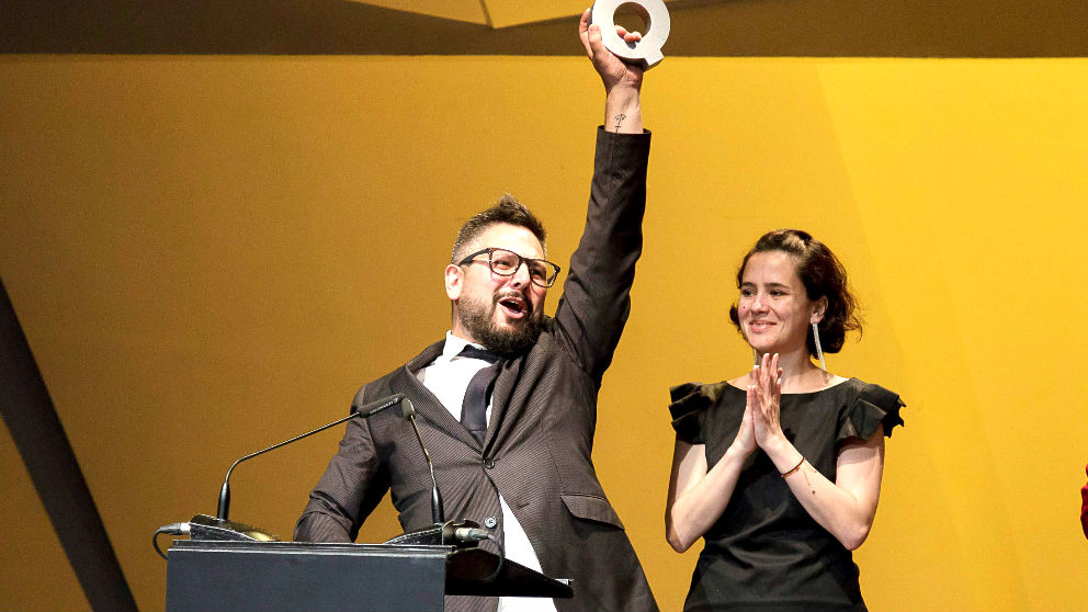 Santiago Caicedo con el premio a la mejor película (Foto: EFE).