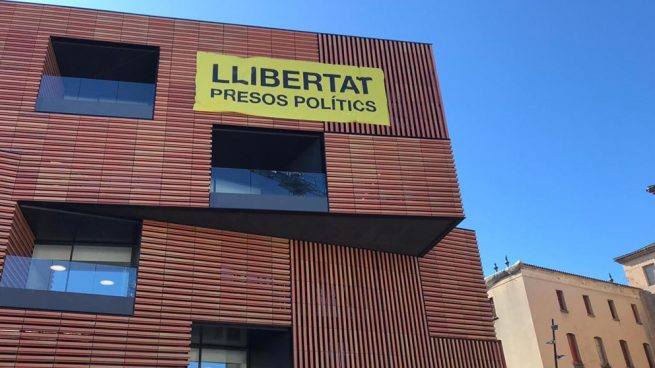 La Junta Electoral ordena a Colau quitar un cartel separatista de una escuela de arte en Barcelona