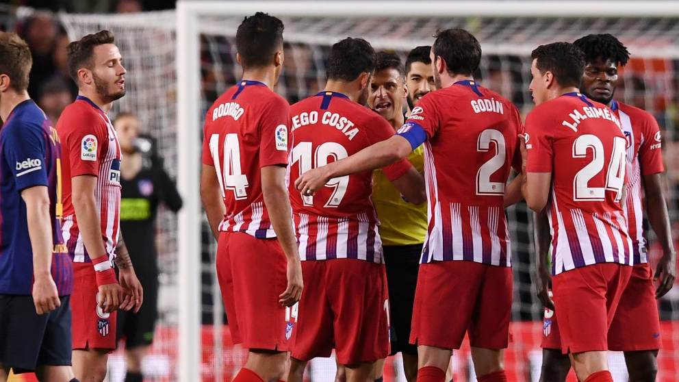 Diego Costa, durante su altercado con el colegiado Gil Manzano. (Getty)