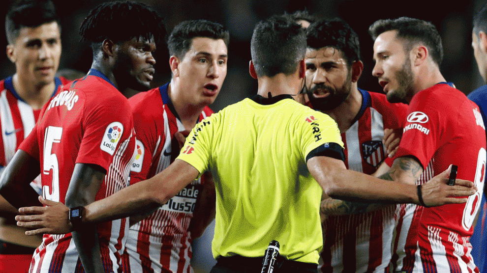 Gil-Manzano,-con-los-jugadores-del-Atlético-durante-el-partido-ante-el-Barcelona-en-el-Camp-Nou-(EFE)