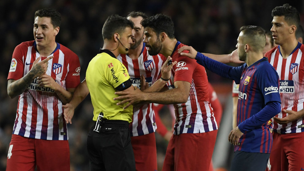 Gil Manzano expulsa a Diego Costa (AFP)