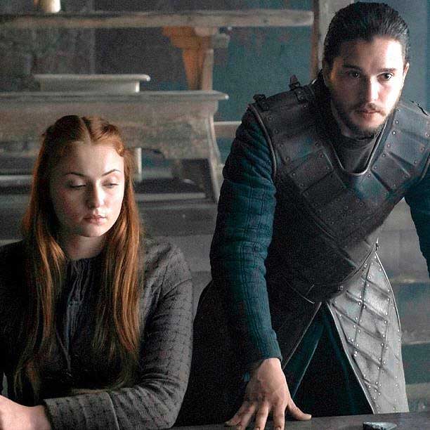 Sansa Stark (Sophie Turner) y Jon Snow (Kit Harington)