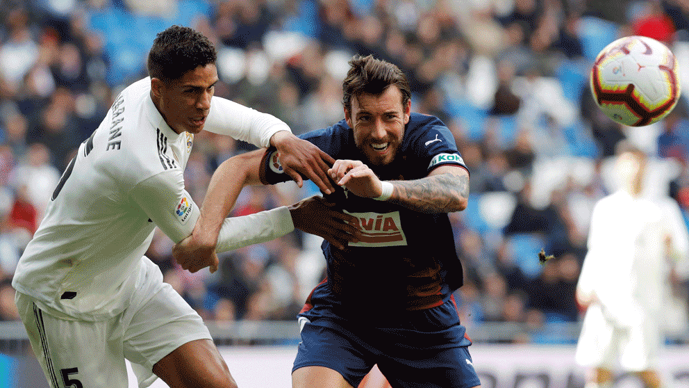 Varane no tiene la cabeza en el Madrid: otro partido horrible del francés