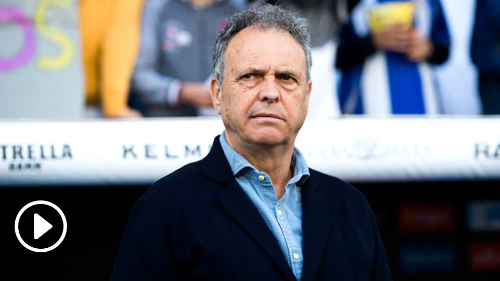 Joaquín Caparrós durante un partido como entrenador del Sevilla. (Getty)