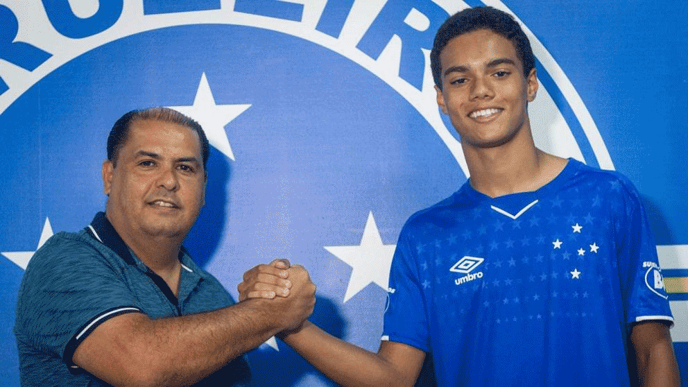 Joao-Mendes-de-Assis-Moreira,-el-hijo-de-Ronaldinho, junto a Amarildo Ribeiro, director de los equipos juveniles,-tras firmar-su-primer-contrato-profesional-con-el-Cruzeiro-(Foto-Web-del-Cruzeiro)