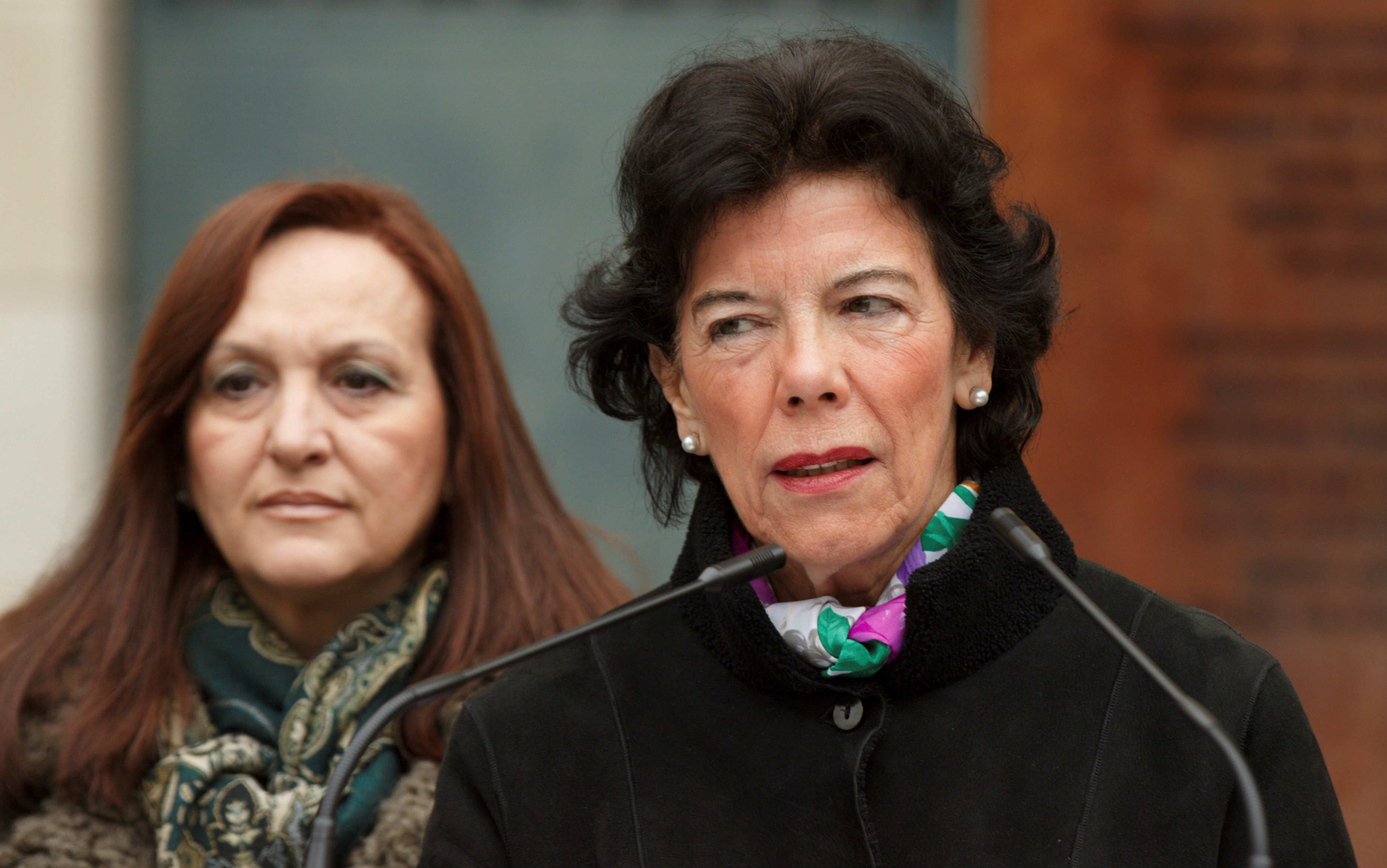 La ministra de Educación, Isabel Celaá, interviene en un acto de homenaje a las víctimas del franquismo que su partido ha celebrado este domingo en Vitoria. EFE/David Aguilar