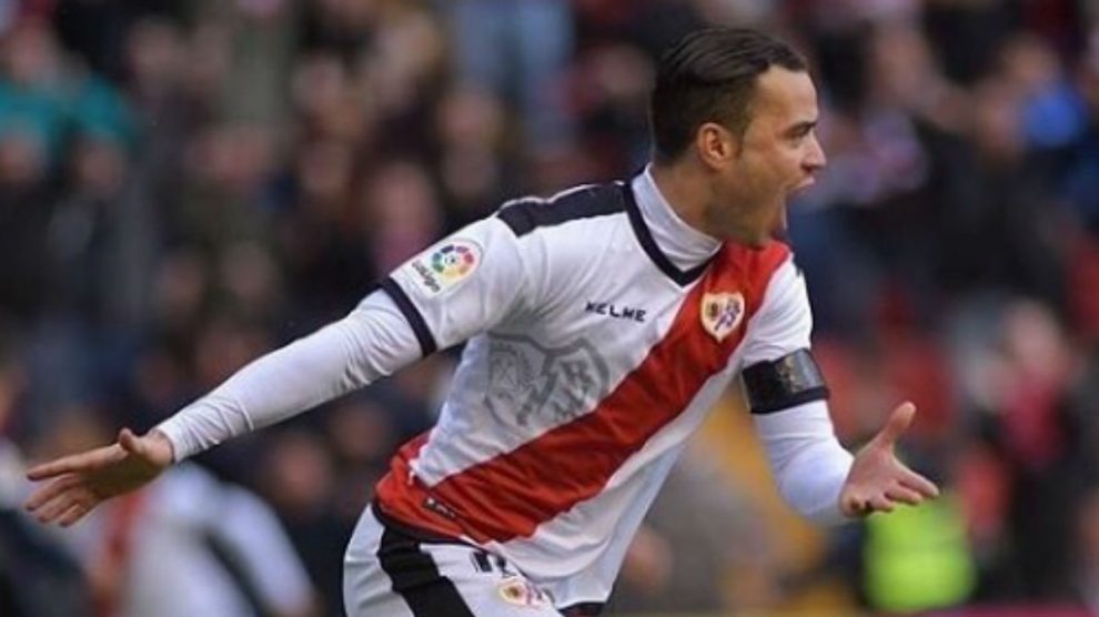 Raúl de Tomás celebra el gol marcado al Valencia (Rayo Vallecano).
