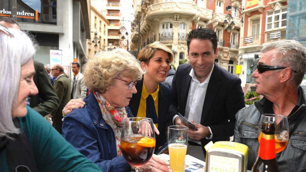 Teodoro García Egea, hoy, en Cartagena junto a Noelia Arroyo.