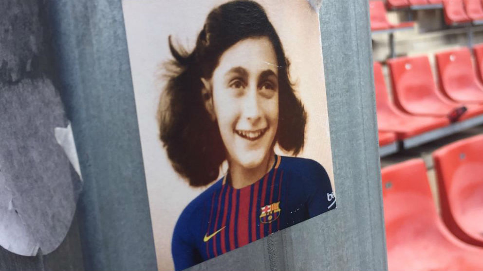 Pegatinas de Anna Frank con la camiseta del Barcelona que pegaron unos individuos en Montilivi. (@Periquitocat)
