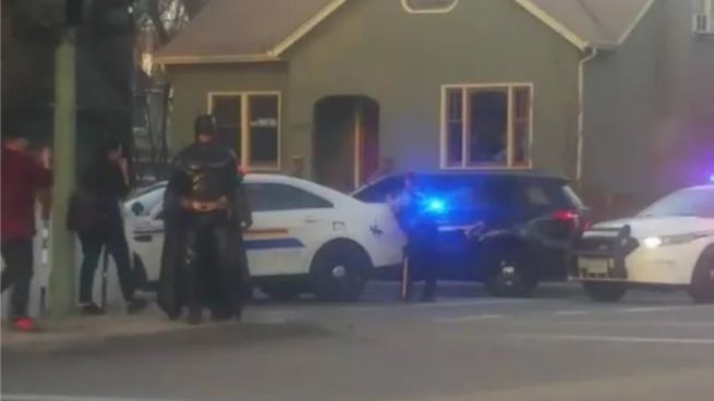 Facebook: Batman aparece sorprendiendo a los policías
