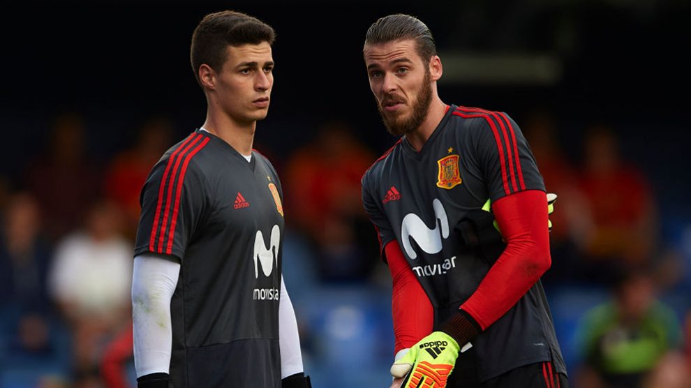 Kepa Arrizabalaga y David de Gea, durante un calentamiento con la selección española. (Getty)
