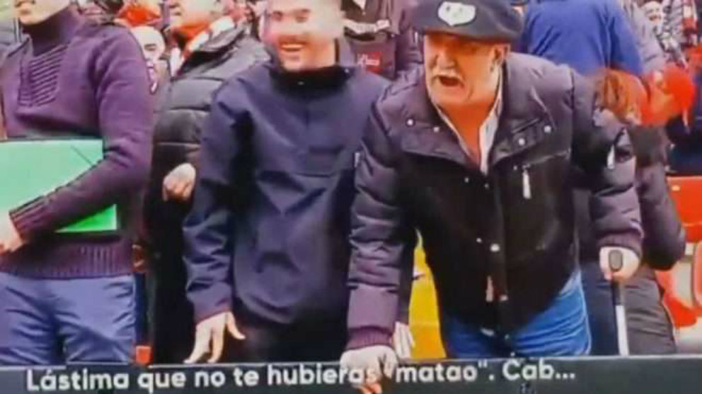 Aficionados del Rayo insultando a Marcelino en Vallecas (#Vamos)
