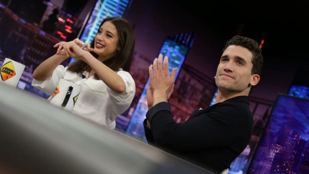Los actores Jaime Lorente y María Pedraza en ‘El Hormiguero’