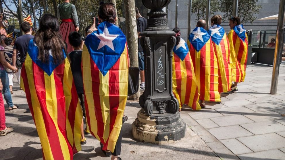 Separatistas de Cataluña durante el 1-O. Foto. IStock.