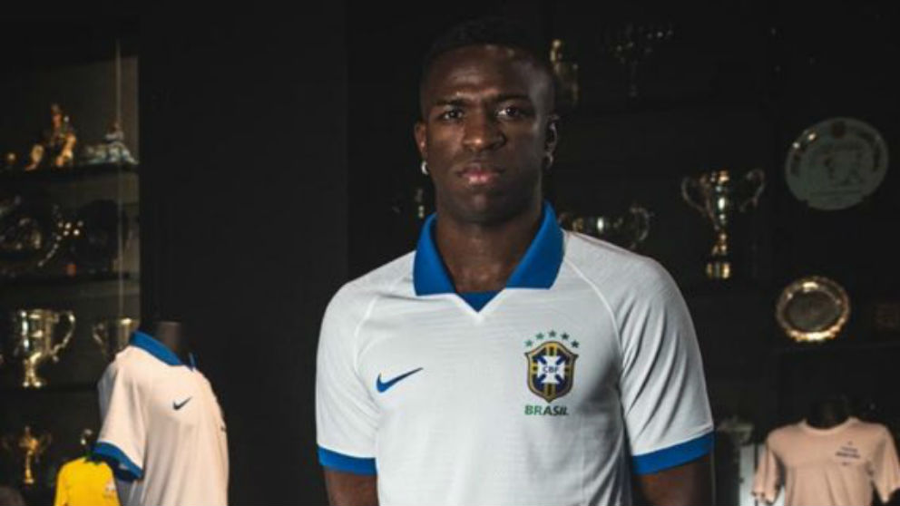 Vinicius presentó la nueva camiseta blanca de Brasil.
