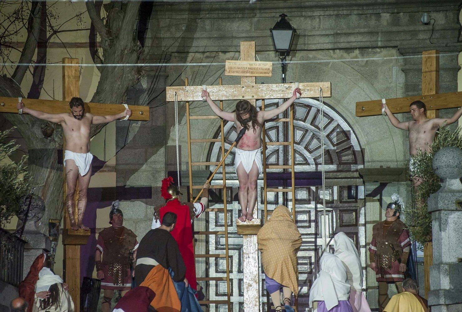 La Plaza Mayor de Brunete convertida en Jerusalén con su Pasión Viviente 'El Nazareno'.