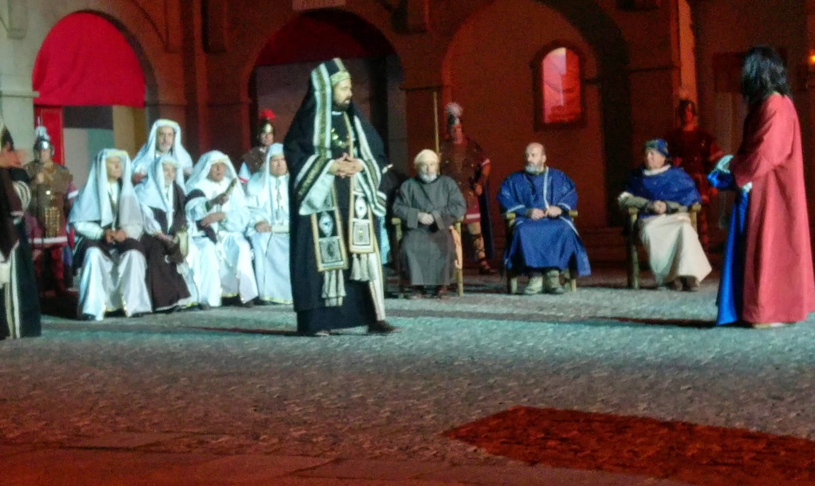 La Plaza Mayor de Brunete convertida en Jerusalén con su Pasión Viviente 'El Nazareno'.