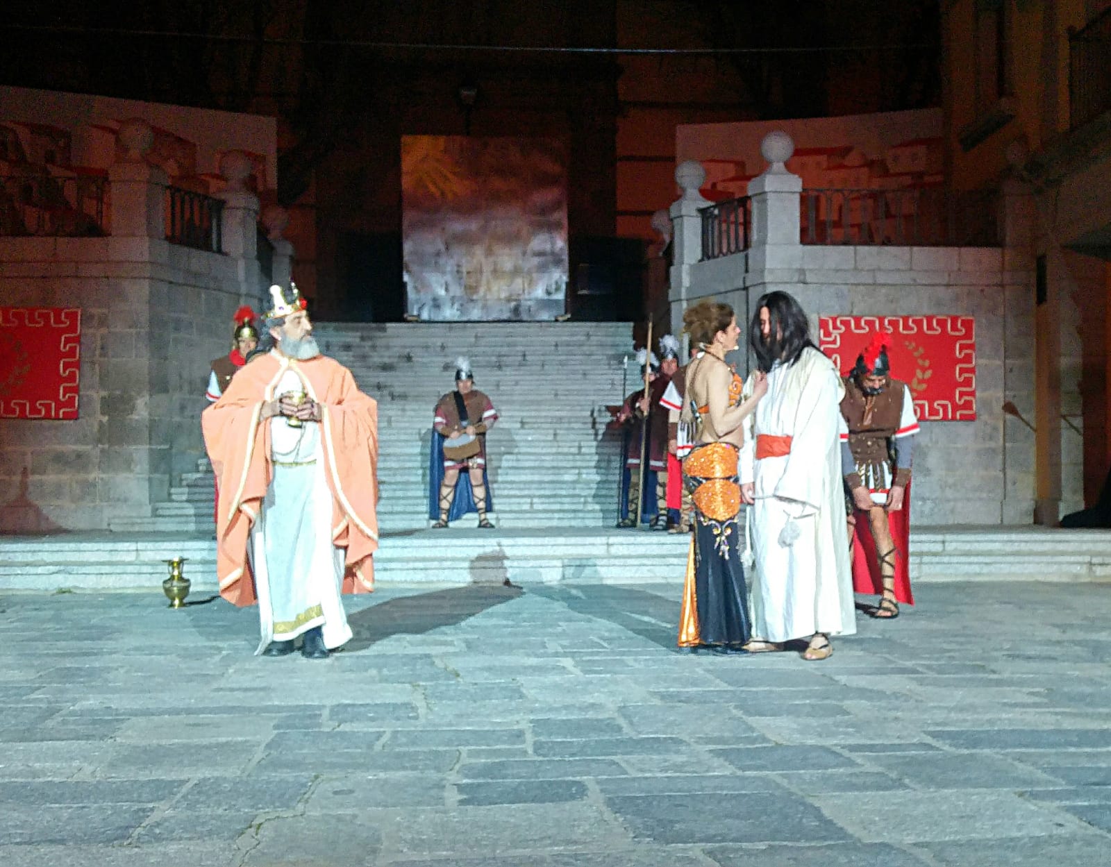 La Plaza Mayor de Brunete convertida en Jerusalén con su Pasión Viviente 'El Nazareno'.